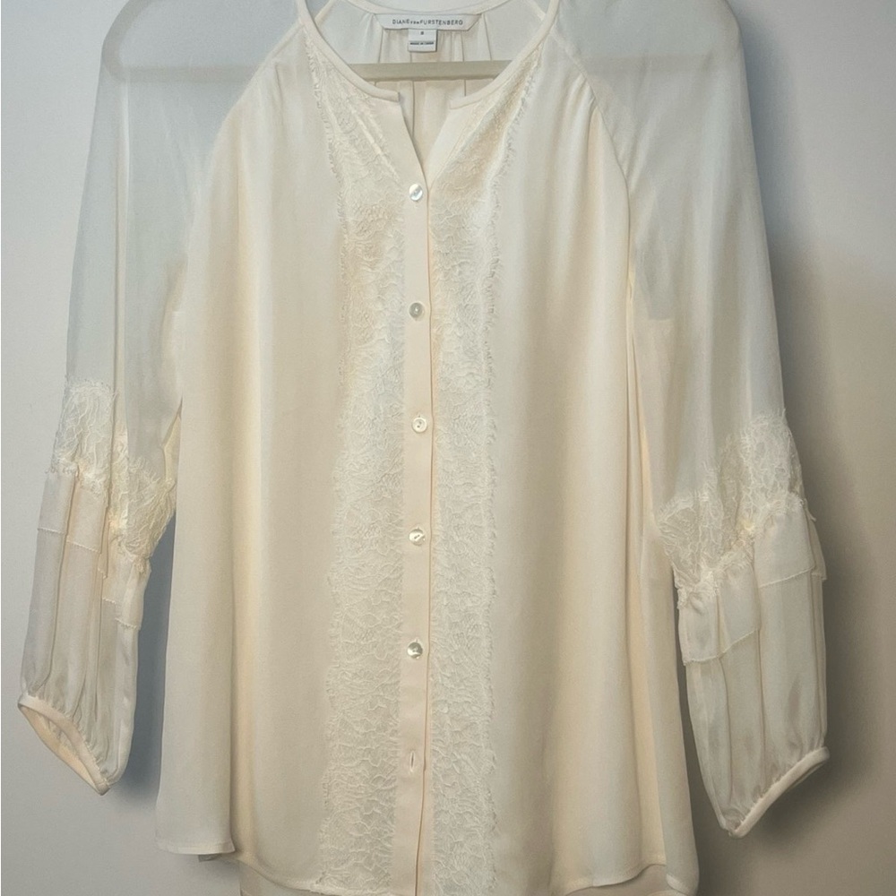 Diane van Fulstberger Elegant Cream Lace Blouse